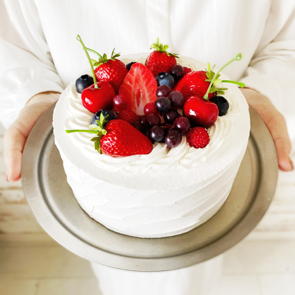 リアルサイズ　ずっと飾っておける　リアルサイズの真っ赤な苺デコレーションケーキ食品サンプル　オブジェ　 3枚目の画像