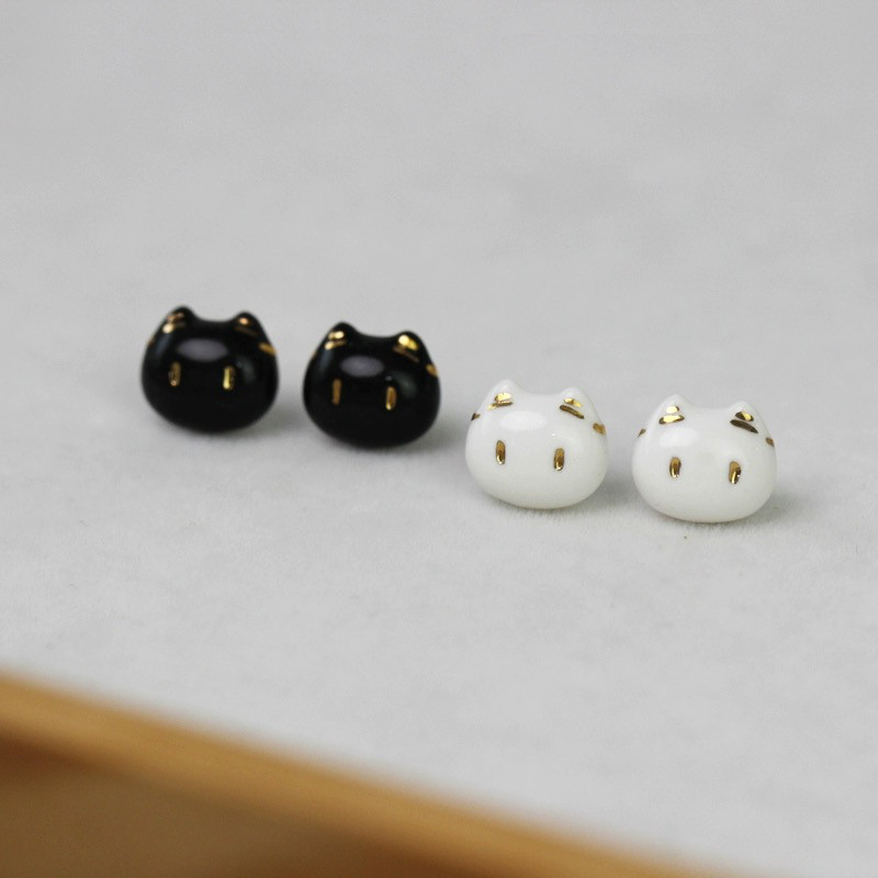 【ネコちゃん】陶器　ピアス　シンプル　一粒　ユニセックス　ホワイト　ブラック