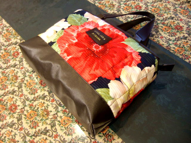 花と革のキルティングバッグ