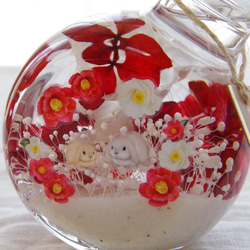 【新作！選べるどうぶつ 】シアワセの瓶ヅメ～雪椿の花に囲まれて　濃い赤と清らかな白。花開く椿に囲まれた早春の花景色 2枚目の画像