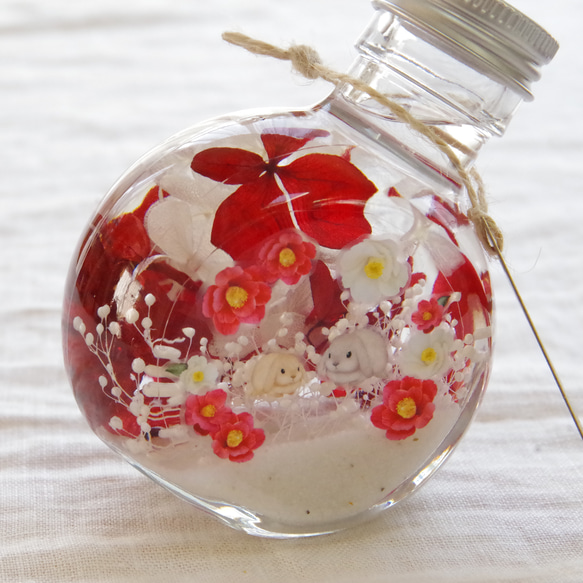 【新作！選べるどうぶつ 】シアワセの瓶ヅメ～雪椿の花に囲まれて　濃い赤と清らかな白。花開く椿に囲まれた早春の花景色 4枚目の画像
