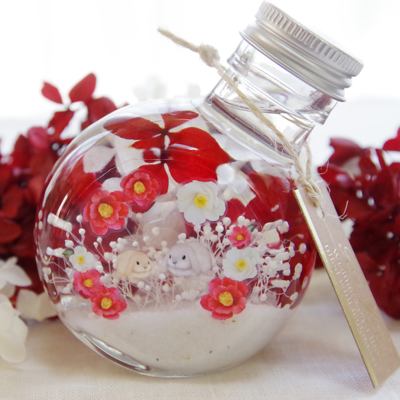 【新作！選べるどうぶつ 】シアワセの瓶ヅメ～雪椿の花に囲まれて　濃い赤と清らかな白。花開く椿に囲まれた早春の花景色 1枚目の画像