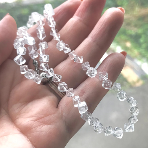 クラック水晶のネックレス/ 4ミリ角のダイス ネックレス・ペンダント