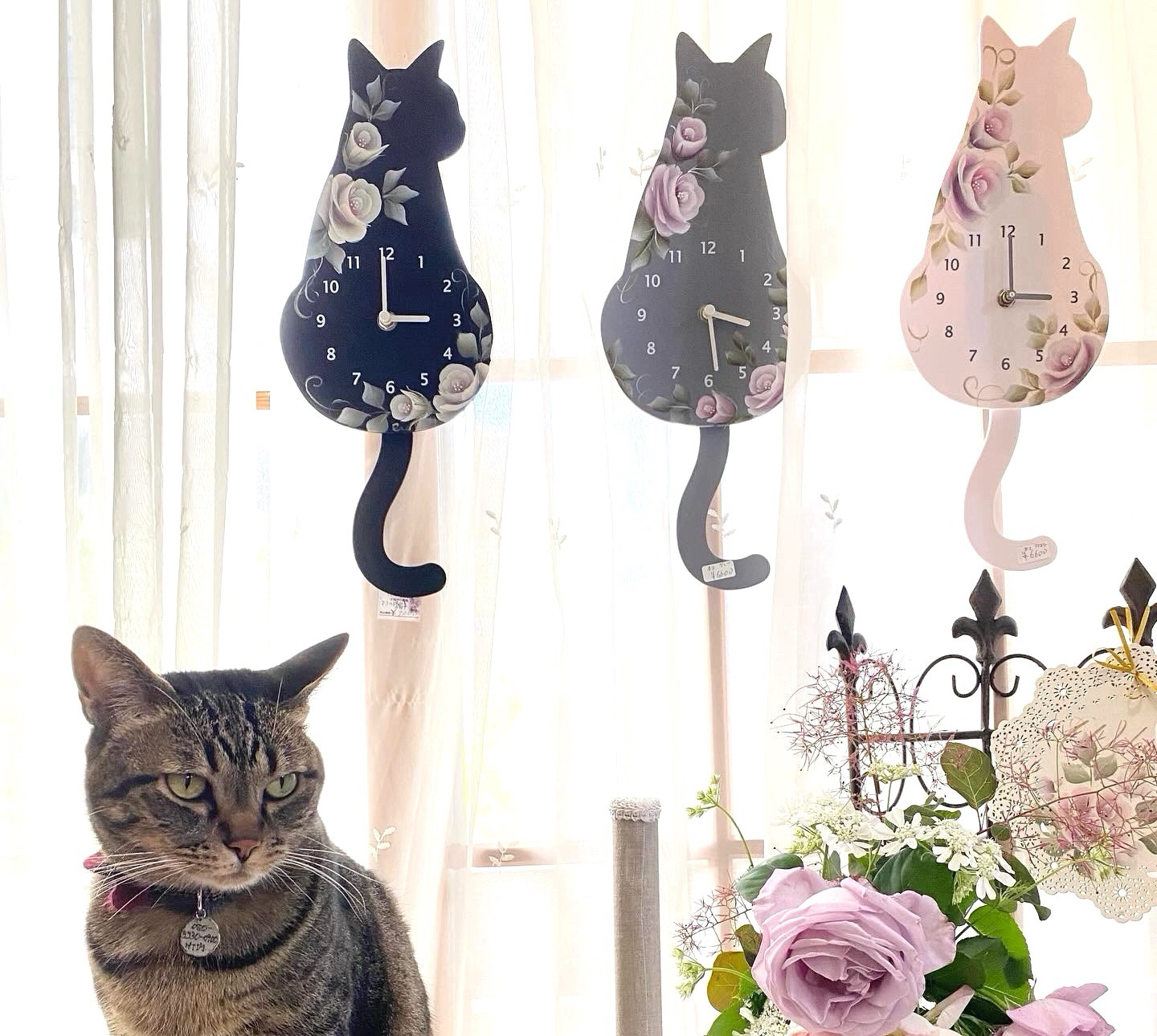 ♡2月22日ネコの日！しっぽが揺れる♪手描きの薔薇　可愛い猫の振り子時計#白猫#グレーの猫#一番人気！♪#ネコ好き