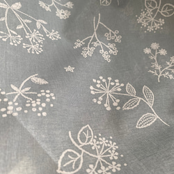 新入荷！これからの季節にぴったり！『花柄 ストールローン生地 巾140cm　薄いブルーグレー』～50㎝単位でカット～ 6枚目の画像