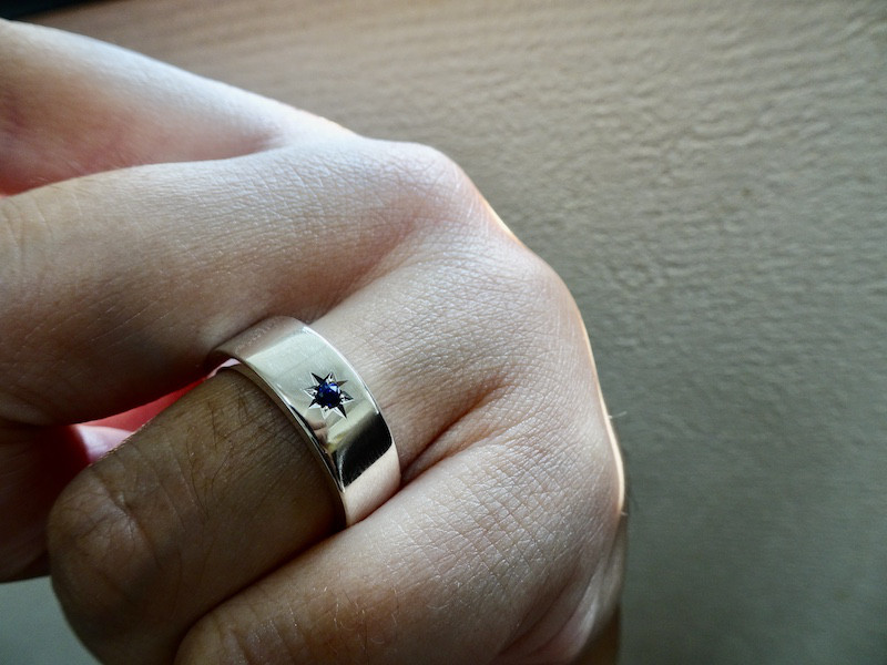 仁尾彫金『一つ星２.５mmサファイヤ、幅７mm、平打リング』ハンドメイド269