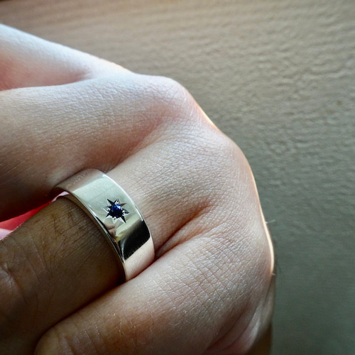 仁尾彫金『一つ星2.5mmサファイヤ、幅7mm、平打リング  