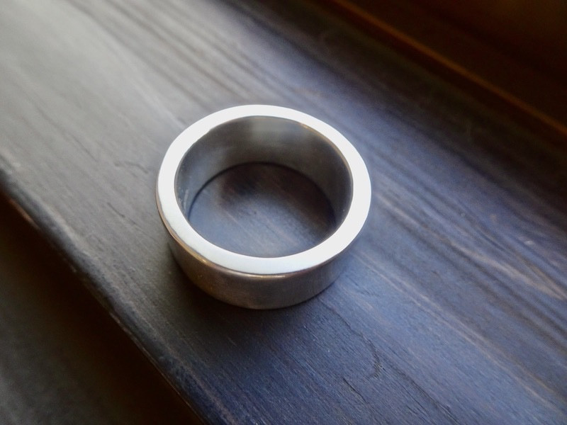 仁尾彫金『一つ星２.５mmサファイヤ、幅７mm、平打リング』ハンドメイド269