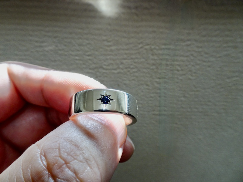仁尾彫金『一つ星２.５mmサファイヤ、幅７mm、平打リング』ハンドメイド269