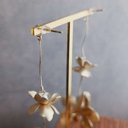 揺れる 花 マット ゴールド 真鍮 ピアス イヤリング 大ぶり 結婚式 ブライダル ウェディング フラワー アクセサリー 5枚目の画像