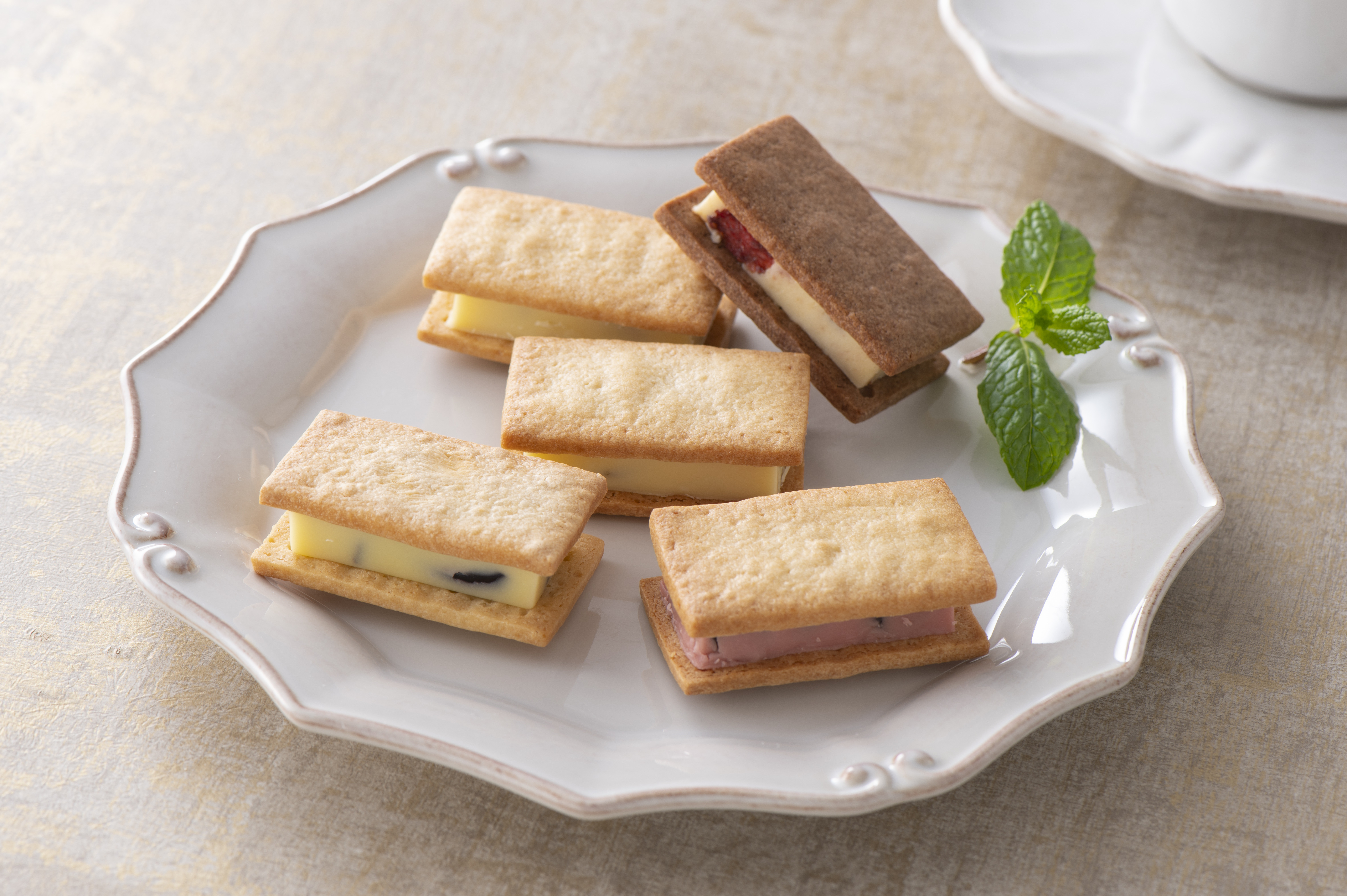 【ギフトや手土産に】果樹園生まれのバターサンド5種15個入り