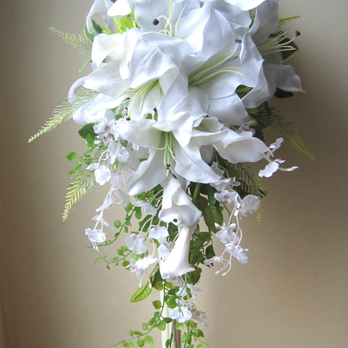 ウェディングブーケ　カサブランカ　キャスケード（ブートニア付） 楽天市場】カサブランカ×カラー ウェディングブーケ