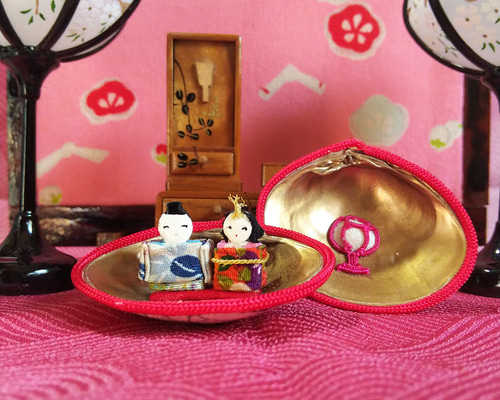 新品　紫式部　はまぐり　手描き　貝合わせ　7.5×6　桐板台　インテリア飾り 新品紫式部はまぐり手描き貝合わせ7.5×6桐板台インテリア飾り