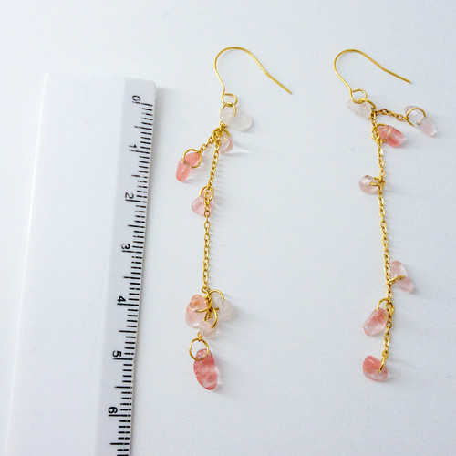 花びら✳︎ローズクォーツ イヤリング／ピアス 金属アレルギー対応