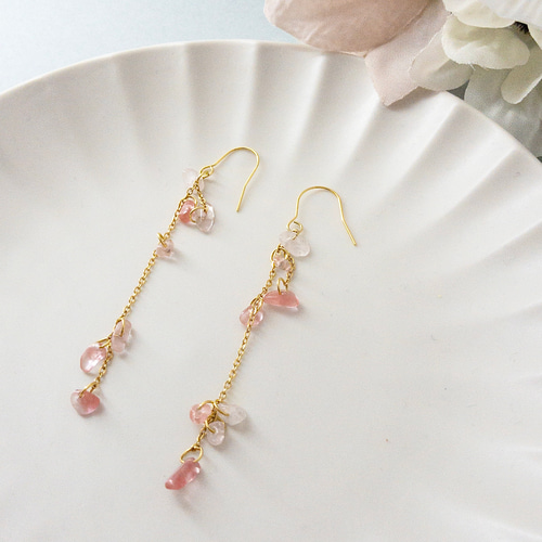 花びら✳︎ローズクォーツ イヤリング／ピアス 金属アレルギー対応
