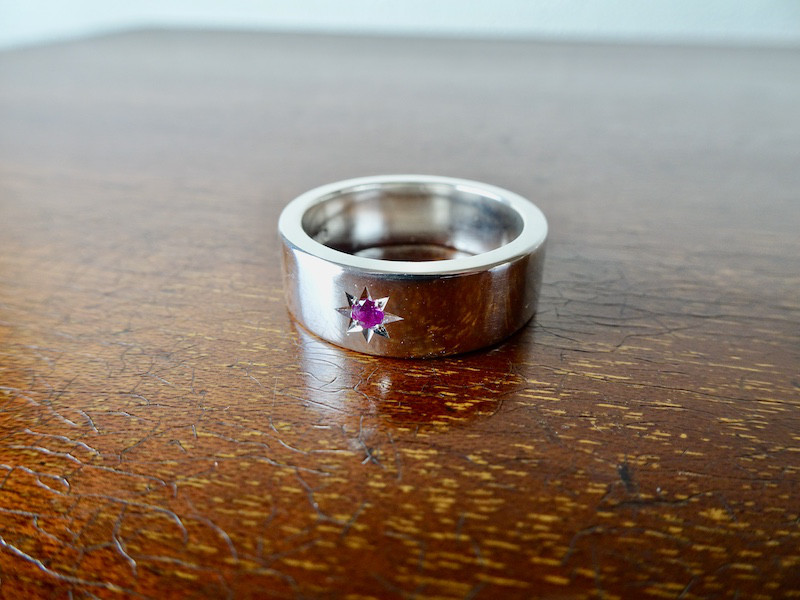 仁尾彫金『一つ星２.５mmルビー、幅７mm、平打リング』ハンドメイド272