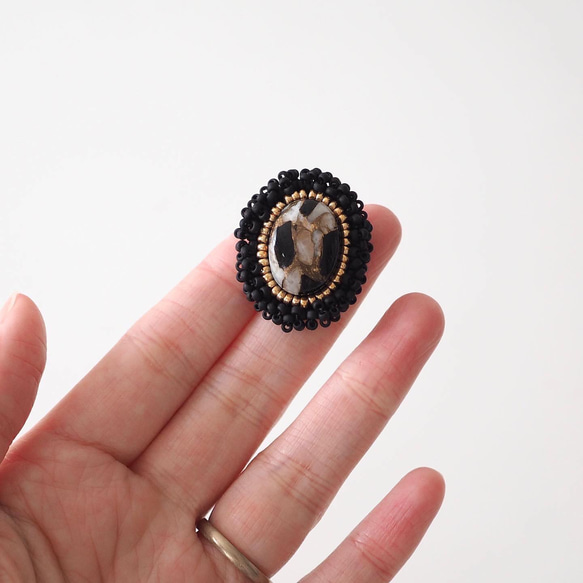 特集掲載　[ 大人の天然石アクセサリー] Black  コッパーカルサイトオブシディアンの刺繍　ピアス/イヤリング 7枚目の画像