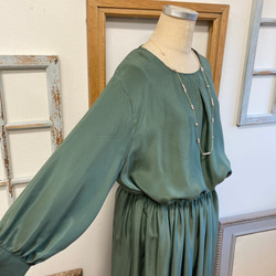 大人可愛いセットアップ❤️サテン素材の前タック入りワイド袖ブラウス＆ロングスカート（モスグリーン）L〜LL 7枚目の画像