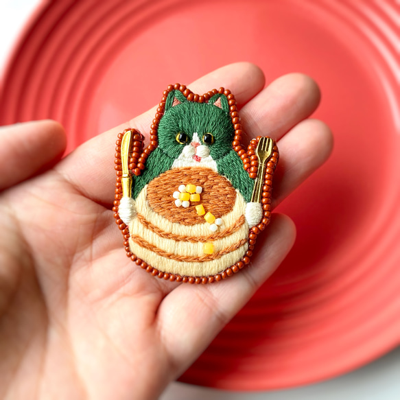 ホットケーキが食べたいハチワレ猫の刺繍ブローチ『いただきます』※受注制作※ 7枚目の画像