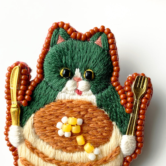ホットケーキが食べたいハチワレ猫の刺繍ブローチ『いただきます』※受注制作※ 5枚目の画像