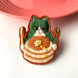 ホットケーキが食べたいハチワレ猫の刺繍ブローチ『いただきます』※受注制作※ 1枚目の画像