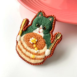 ホットケーキが食べたいハチワレ猫の刺繍ブローチ『いただきます』※受注制作※ 3枚目の画像