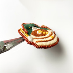ホットケーキが食べたいハチワレ猫の刺繍ブローチ『いただきます』※受注制作※ 6枚目の画像