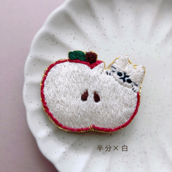 いろんなりんごと猫の刺繍ブローチ 3枚目の画像