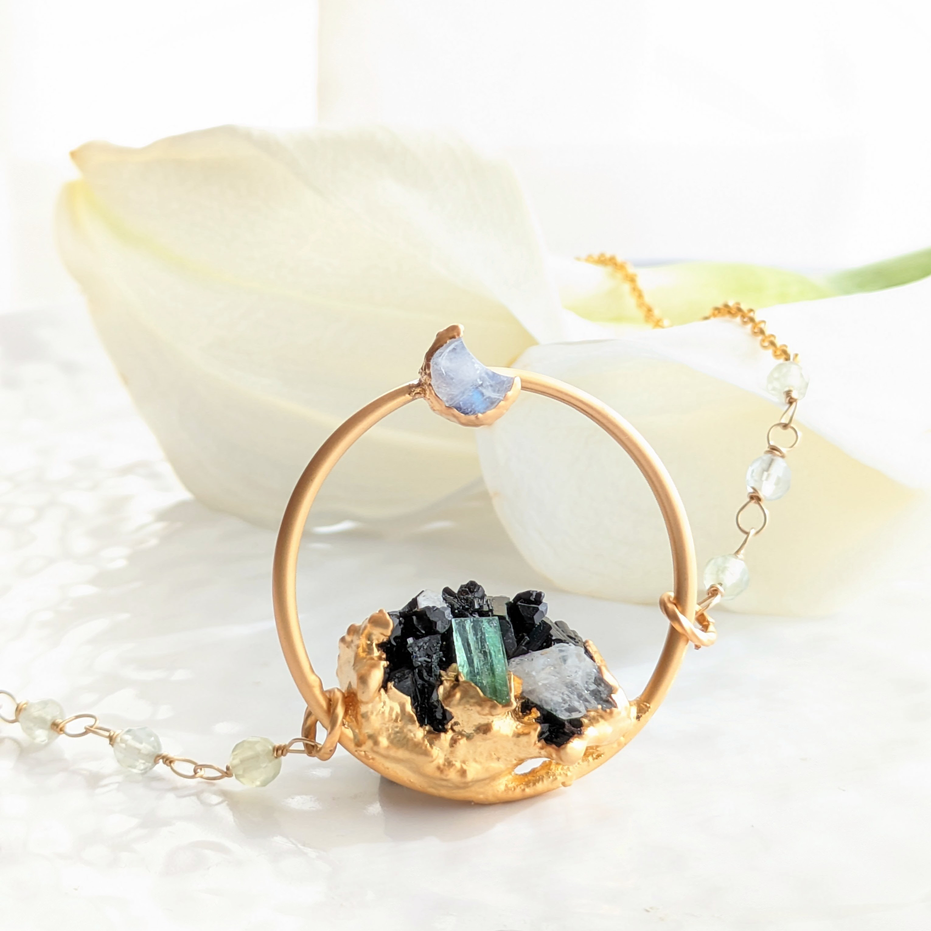 ブラックトルマリン原石とムーンストーンのネックレス [