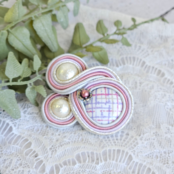 再販 プレゼント ソウタシエ コード刺繍 曲線美 陶器ビーズ ブローチ