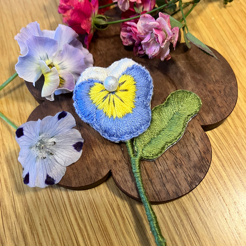 ビオラ立体刺繍ブローチ ブローチ ihana 通販 17315420｜Creema