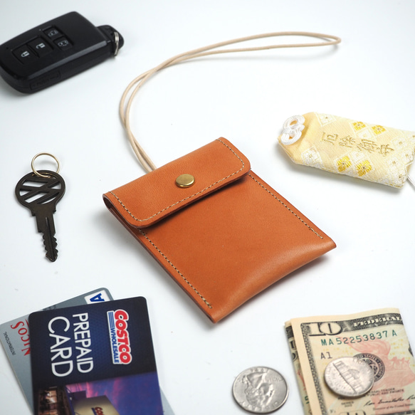 護身符盒（米色/黑色）牛皮【還可容納卡片、硬幣和鑰匙】 第1張的照片