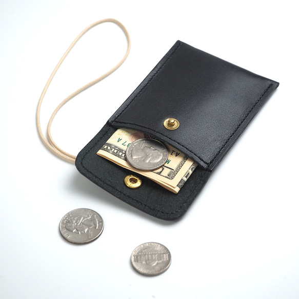 護身符盒（米色/黑色）牛皮【還可容納卡片、硬幣和鑰匙】 第8張的照片