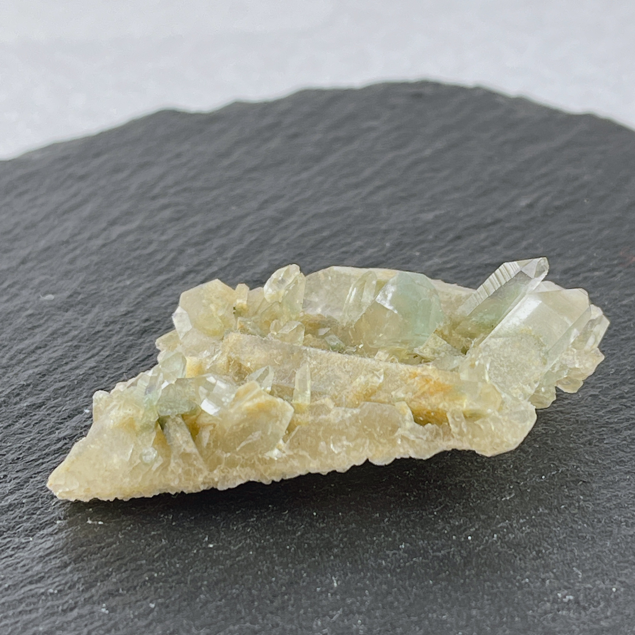 【美品】ヒマラヤ産 虹あり 水晶クラスター 1504g マニハール産ヒマラヤ水晶ミニクラスター 立体・オブジェ Himal