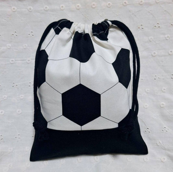 ハンドメイド、サッカーボール柄の給食袋、巾着袋、コップ入れ、白、黒 1枚目の画像
