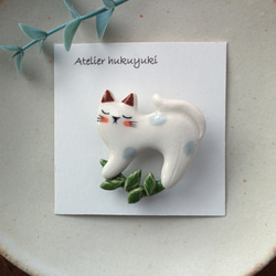 陶器で作った ネコのブローチ ( リース  C  ) 2枚目の画像