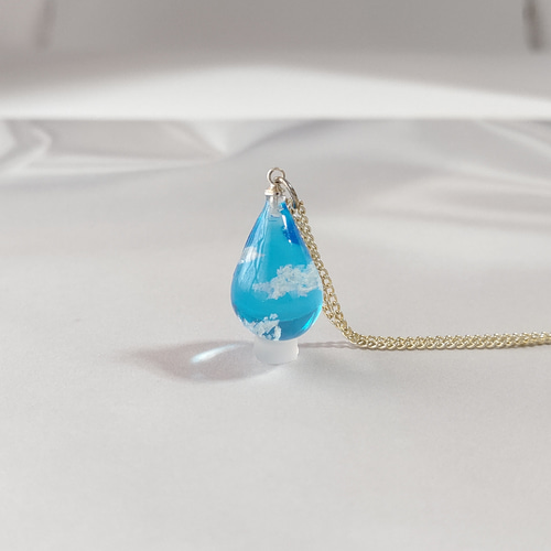【現品限り】No.730 青空　雫型　ネックレス　レジン　雲 レジンアート 現品限り】No.730 青空 雫型 ネックレス レジン 雲 レジンアート