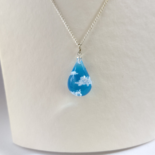 【現品限り】No.730 青空　雫型　ネックレス　レジン　雲 レジンアート 現品限り】No.730 青空 雫型 ネックレス レジン 雲 レジンアート