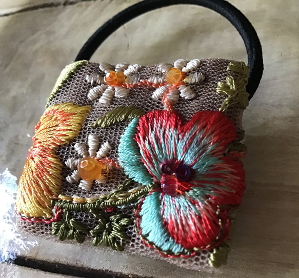 リボン刺繍のヘアゴム 1枚目の画像