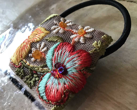 リボン刺繍のヘアゴム 2枚目の画像