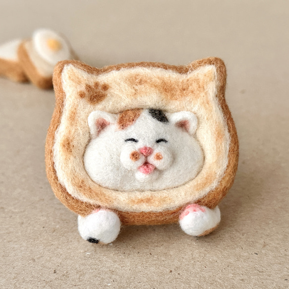 《受注制作》猫型食パンにハマったミケ猫さんブローチ 1枚目の画像