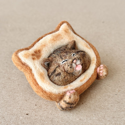 《受注制作》猫型食パンにハマったキジトラ猫さんブローチ 3枚目の画像