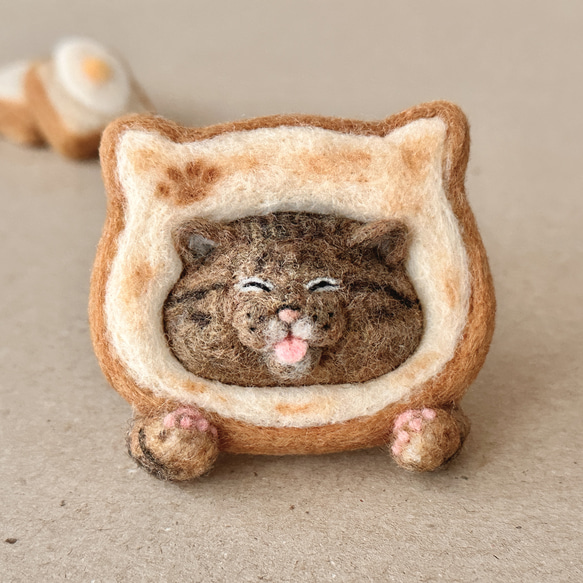 《受注制作》猫型食パンにハマったキジトラ猫さんブローチ 1枚目の画像