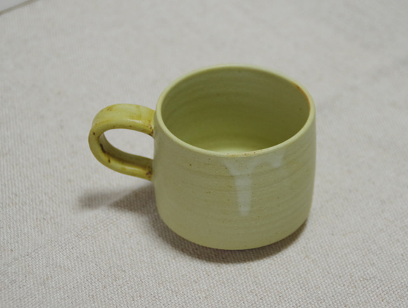 筒形 苅安色のマグカップ 3枚目の画像