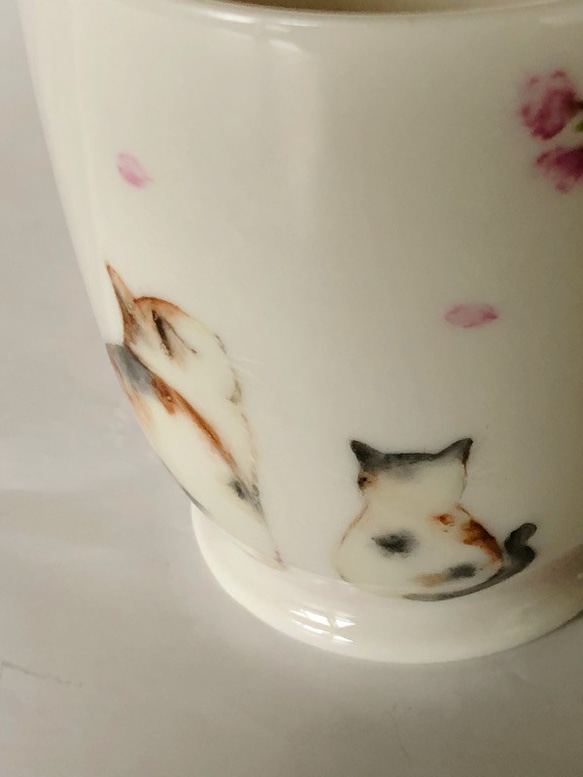 桜を愉しむにゃんず・・三毛猫のマグカップ 3枚目の画像
