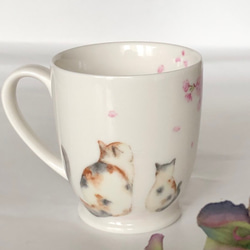 桜を愉しむにゃんず・・三毛猫のマグカップ 1枚目の画像