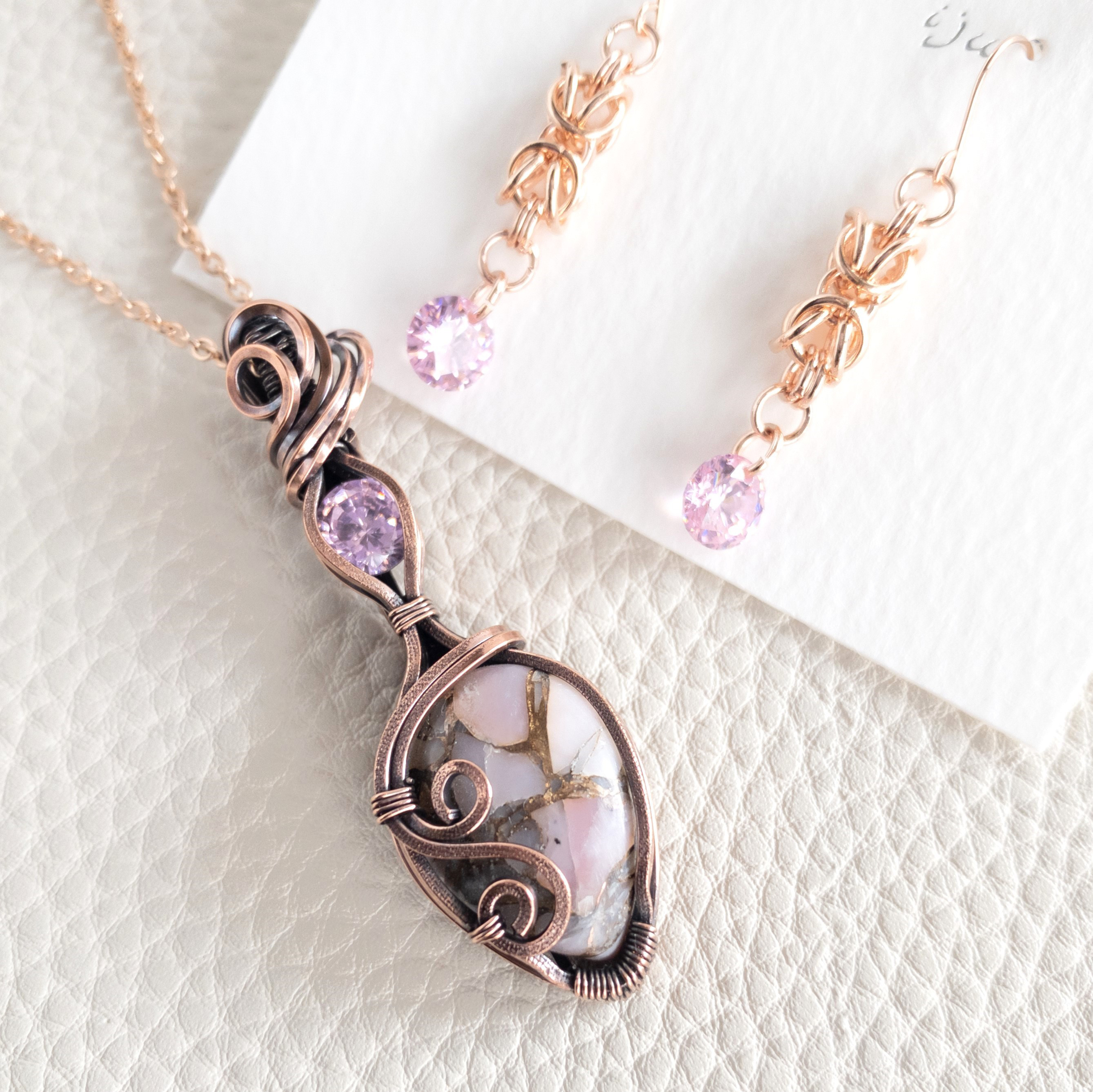 ＜カッパーピンクオパール＞ コッレガート ペンダント & ピンクキュービックジルコニア ピアス セット 8,658円