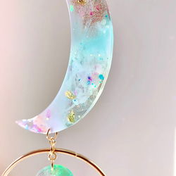 Suncatcher「嘉年華色彩雨月」由 Asfour 製造的樹脂和水晶吊墜製成 第4張的照片