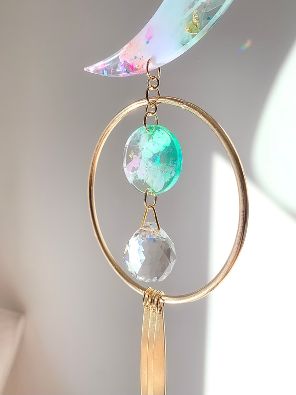 Suncatcher「嘉年華色彩雨月」由 Asfour 製造的樹脂和水晶吊墜製成 第3張的照片