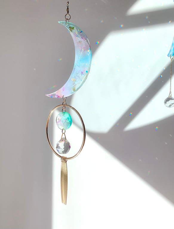 Suncatcher「嘉年華色彩雨月」由 Asfour 製造的樹脂和水晶吊墜製成 第7張的照片